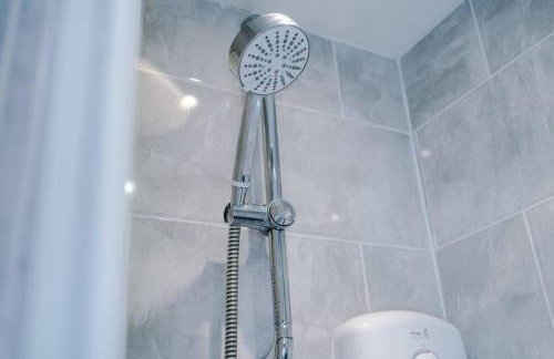 Classic 4 Bedroom House in Wirral with WiFi & Parking Sleeps 9 by PureStay - Foto 32