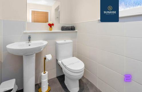 L1 - INVOICE and REDUCED PRICE only via SUNRISE SHORT LETS DUNDEE, Large 4 Bedroom House with 6 Beds and 3 bathrooms, TVs in each room, Free Parking, Fully Equipped, Local Amenities, Easy Ring Road Access, Special Rates and ONLY 9 Mins to STANNERGATE Port - Foto 28