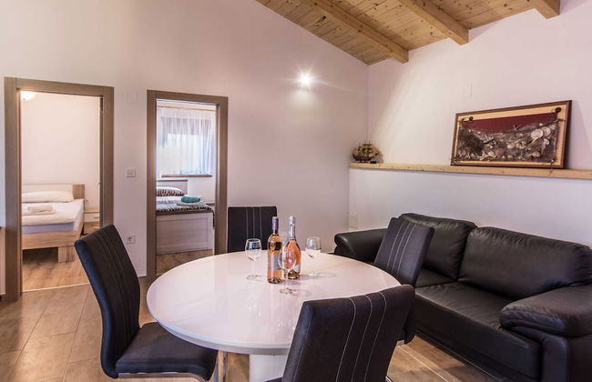 Attractive Holiday Home with Pool, Hot Tub, Patio, Courtyard - Foto 12