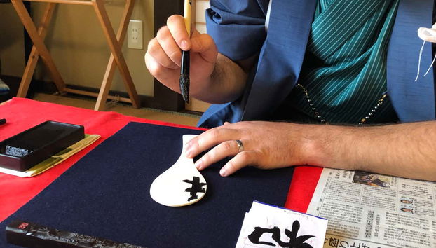 Imparando la calligrafia nel taller