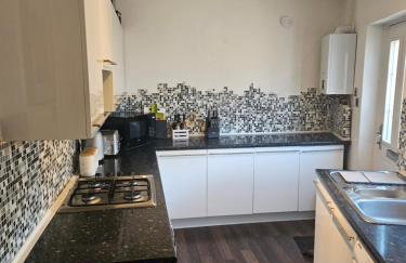 Spacious Bournemouth Home with BBQ, Outdoor Seating & large TV - Foto 2