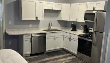 The Rustic Railroad Studio - Foto 2, stove, dishwasher, toaster