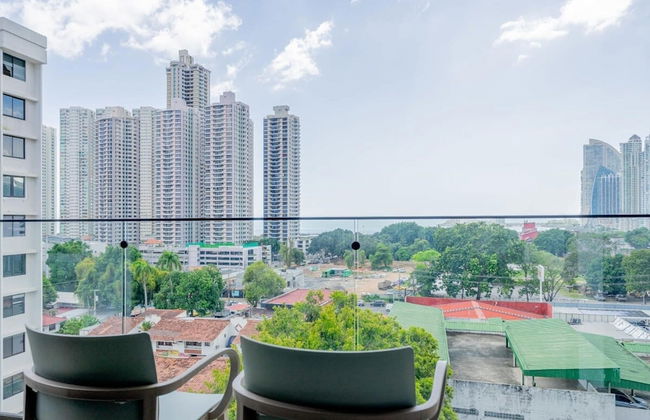 Luxurious 1BR Apartment With Stunning Balcony View - Photo 11