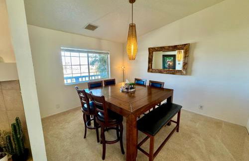 Epic Views, Huge House, Acres of J-Trees to explore, Hot Tub, Pool, AC, and Mini-Golf - Foto 21