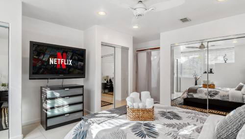 Quiet Home with Spectacular Scenic Mountain Views near Universal Studios Hollywood - Photo 5