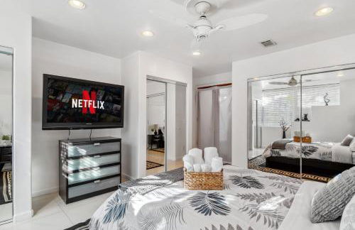 Quiet Home with Spectacular Scenic Mountain Views near Universal Studios Hollywood - Photo 5