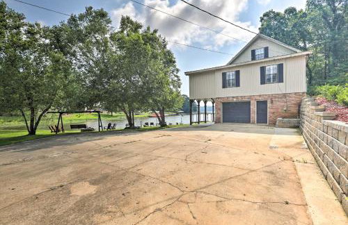Waterfront Lay Lake Retreat w/ Dock & 3 Piers! - Foto 1