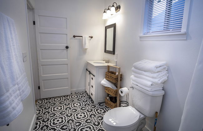 Downtown Remodeled Cozy 2br/1ba Home Sleeps 8 - Photo 14