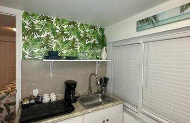 Sleeps 3, Casa Tropical in Miami - Foto 16