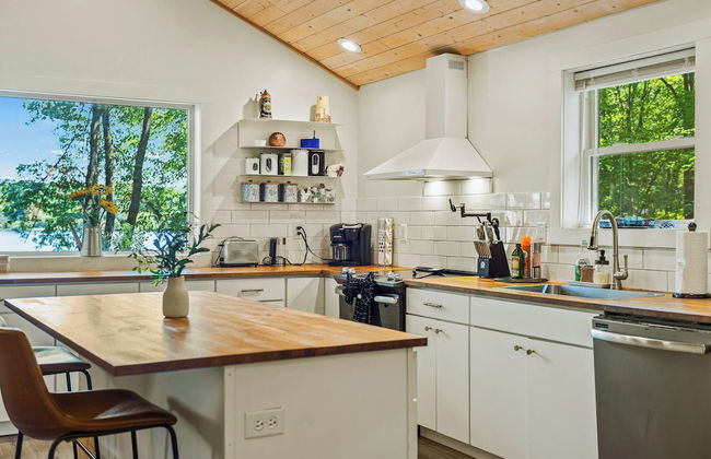 Lake Daze by Avantstay Lakefront w/ Modern Interior, Enclosed Porch & Hot Tub - Foto 14