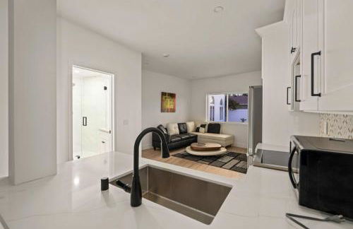 Spacious Modern Home with Rooftop & Private Backyard - Foto 27