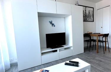 Studio vue port, parking privé, terrasse, clim - Photo 8