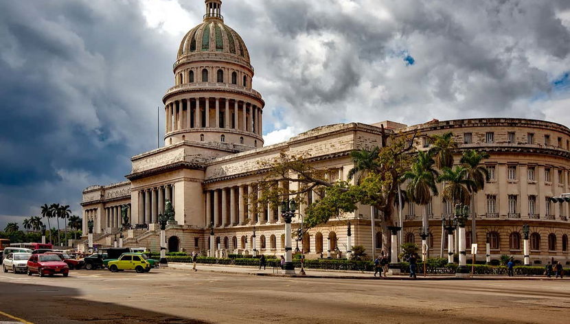 Em frente ao Capitólio de Havana