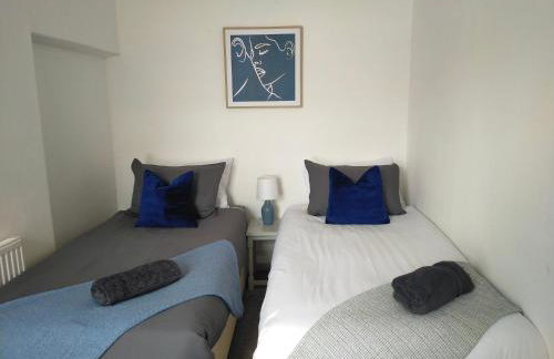 Newly Renovated 3 Bedroom House, 6 beds with 2 showers, near University Town Centre - Foto 6