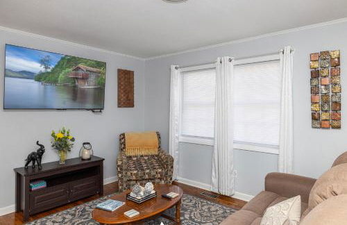 Private Hot Tub & Swing, Vintage Nintendo with Large Parking & EV ready - Foto 9