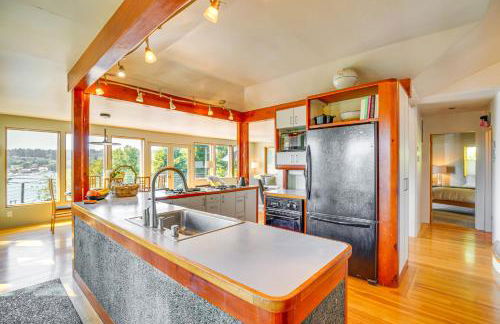 Gig Harbor Home Large Deck, Outdoor Dining Area - Foto 9