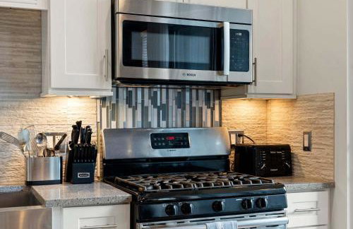 1 Free Parking Gym Balcony Sleeps 10 - Photo 22