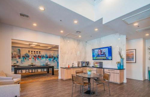 Amiable 2BD King Bed with Pool, Hot Tub, Gym, Parking - Foto 15