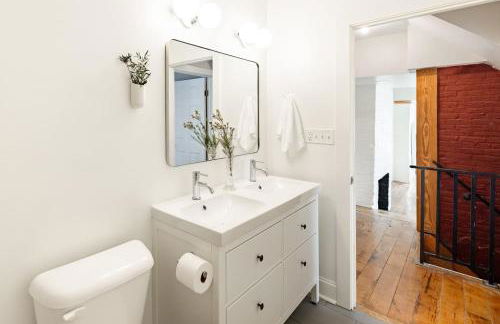 Soaring 2BR Parkside Loft Walkable to it All - Foto 12