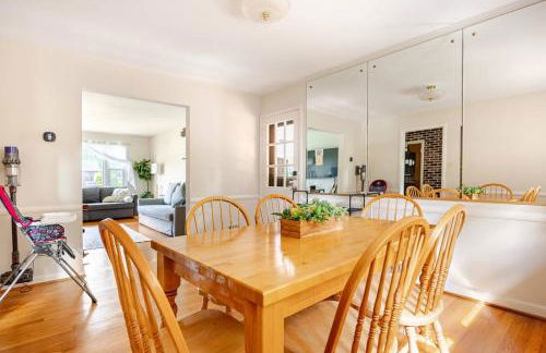 3BR Home - Free Parking-WiFi Kitchen Laundry-Kids Friendly-Near DC & Downtown & Metro-Patio & Deck - Foto 17