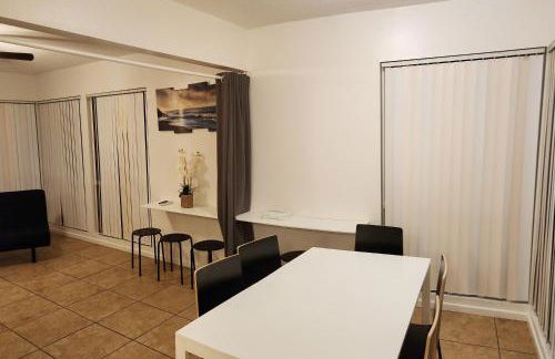Centrally Located, 4x Queen, 300 MBPS Internet with Backyard! - Foto 11