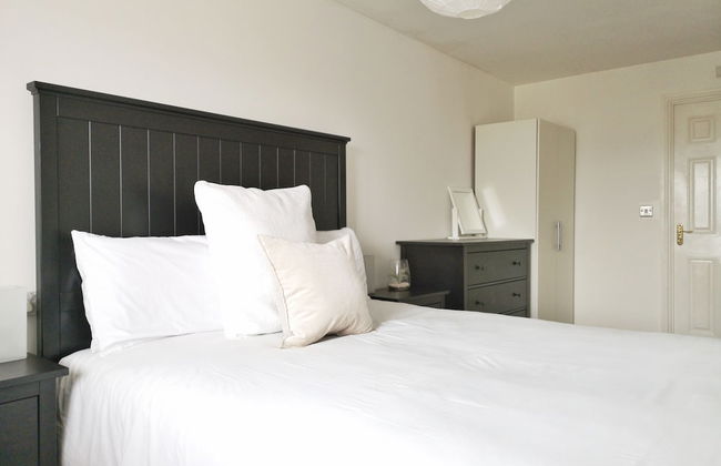 Bright & Modern 2BR Apartment Parking - Foto 1