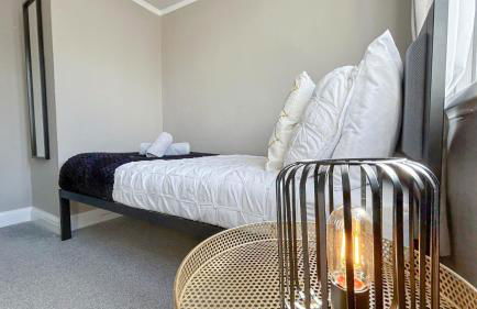 Promo Rate - New Malden 3BDR House with Garden & FREE Parking near Raynes Park, Kingston upon Thames & Wimbledon by NourNest Apartments - Foto 13