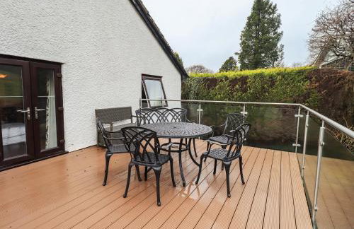 Striding Home - Photo 5