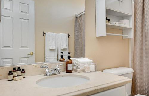 Luxury 6 BR Home Large Pool & Spa with Grassy Yard - Photo 41