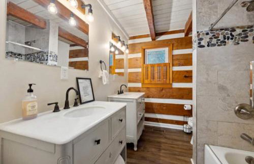 Riverfront Log Cabin Hot Tub, Mtn Views & Hottub - Foto 20