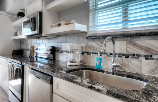 6bdr, Balcony w/ Bay View, Shared Pool + Boat Dock Keeper Red by Avantstay - Foto 12