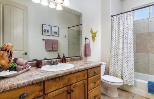 A super variety of games, golf carts, & unique decor near Zion National Park! - Foto 18