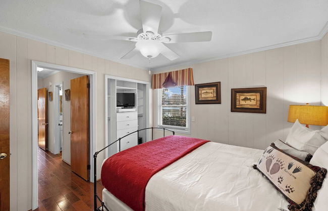 Bear Creek Lodge by Avantstay Lakefront + Dock - Photo 27