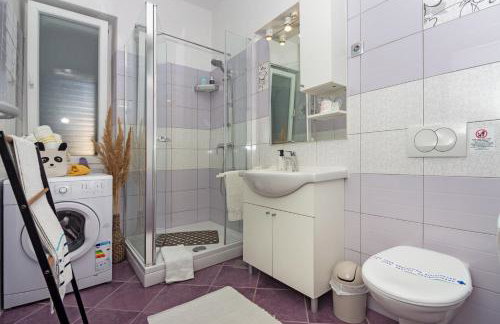 Spacious Apartment Center - Photo 37