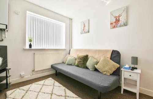 3-Bed Contractor Ready Stay Near City & M4 Access with Parking & Wi-Fi - Foto 3