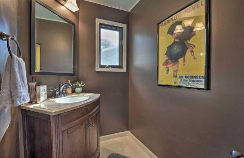 Spacious Delton Home with Fire Pit and Lake Views - Foto 30