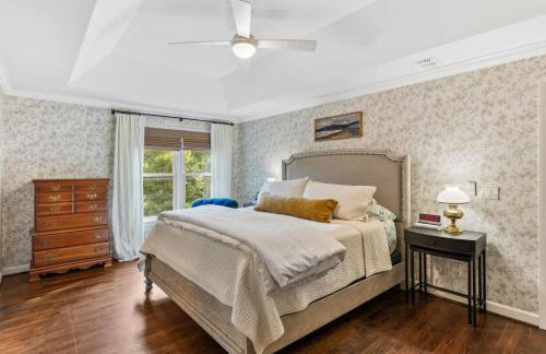 Updated and Spacious Home with Huge Yard Office and Decks - Foto 10