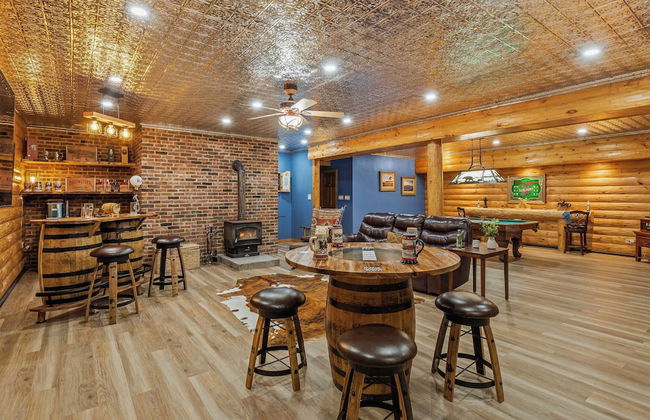 The Bigwood Cabin by Avantstay Hot Tub, Firepit, Pool Table, Private Yard - Photo 23