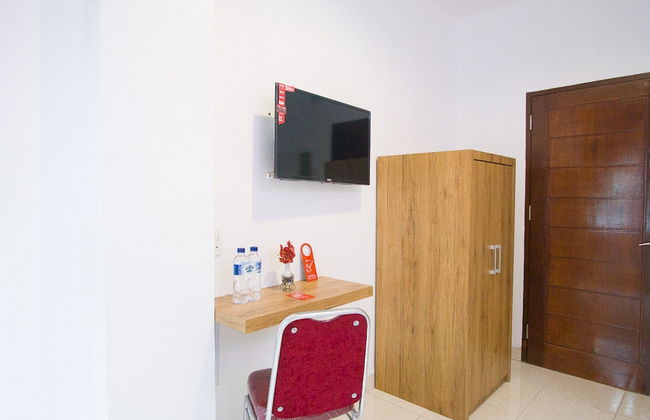 RedDoorz @ RS Adam Malik Medan - Photo 9