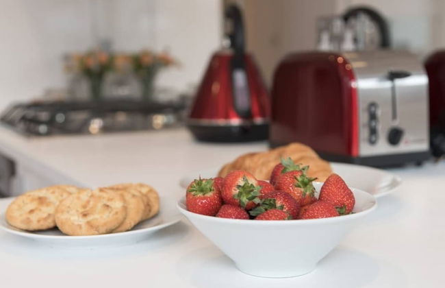 Fulham 2-bed Apt w/ South Terrace Near Tube - Photo 10