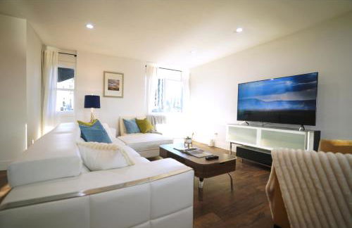 Stunning Waterfront 3BR Retreat - Perfect Getaway - Foto 45