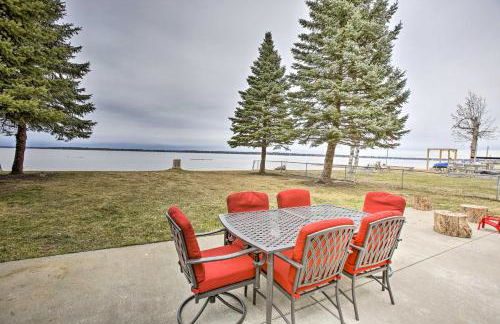 Peaceful Lakefront Houghton Lake Property with Patio - Foto 1