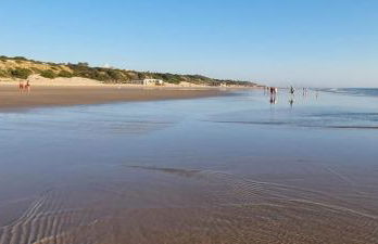 Stylish 3-Bedrooms Getaway with Terrace & Pool - Foto 42