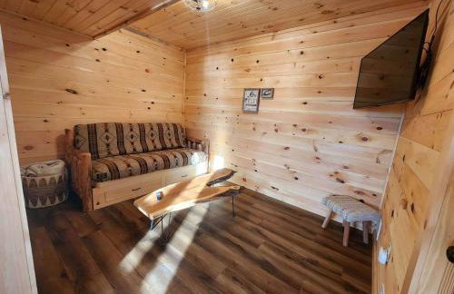 Luminous Cabin near Tappan Lake with Hot-Tub, BBQ and Deck in Ohio - Foto 17