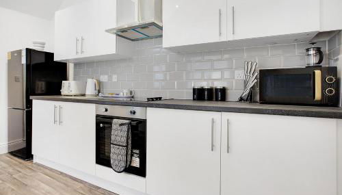 Spacious & Modern Oasis, 4-Bed House, Sleeps 7 - Foto 3, pet friendly, toaster, minibar