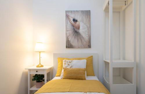 Host Wise - Elegant Colorful House w Private Terrace - Foto 11