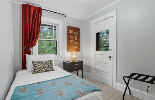 1920s Cottage | Hot Tub | Game Room | Fire Pit - Foto 8