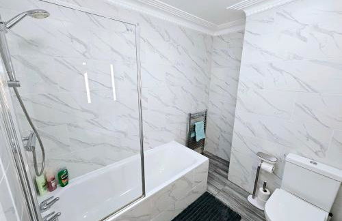 Spacious & Cosy 2 Bedroom Home plus 2 Sofa-beds with Private Entrance and Back Patio, 3 min walk to Earl's Court Station - Photo 27