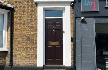 Yugogo One-Bedroom Apartment 37 London Road - Photo 3