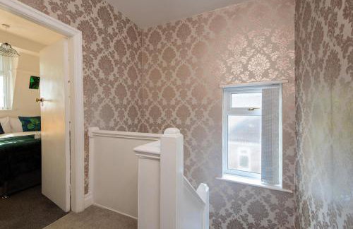 Large House for Groups with Huge Driveway - FREE PARKING - Photo 17